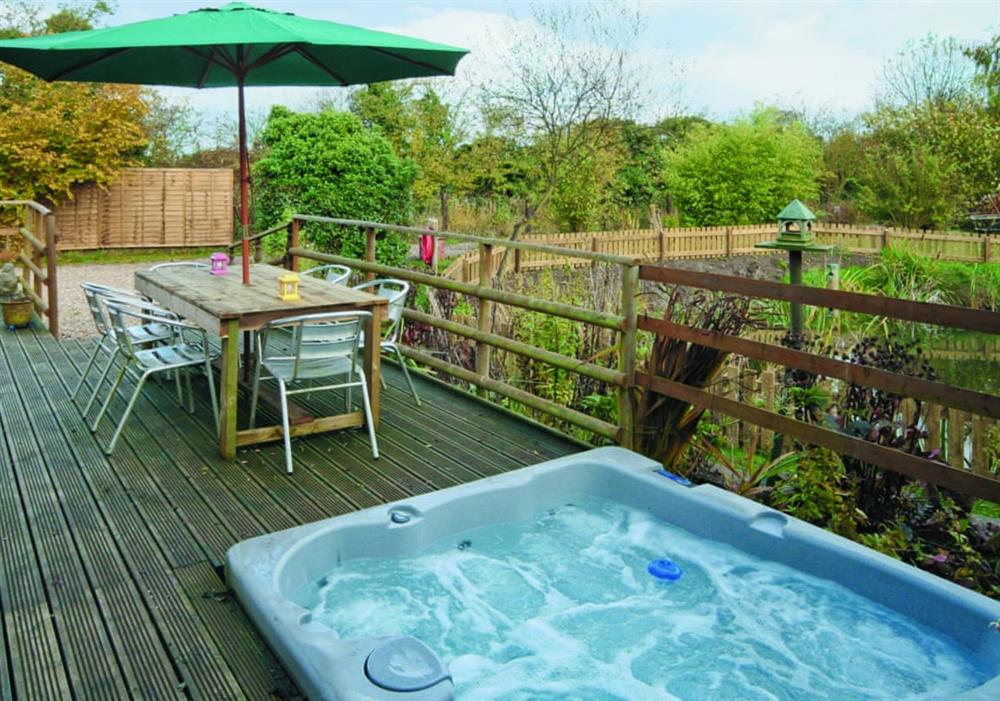 Sitting-out-area with hot tub at Hidden Garden Cottage in Wainfleet, near Skegness, Lincolnshire