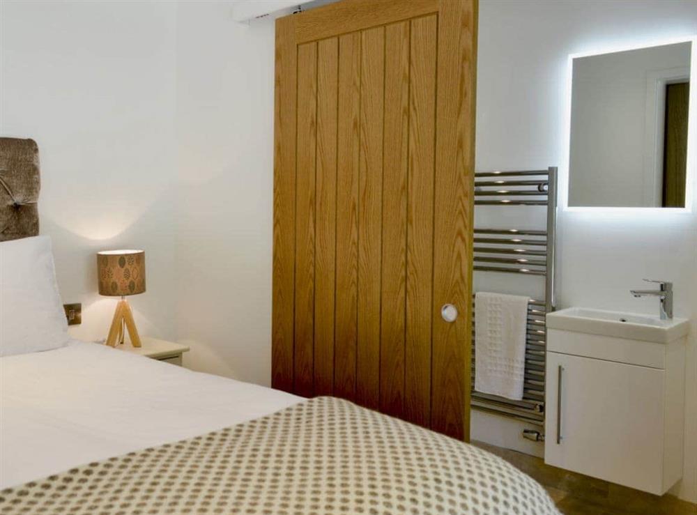 Smart contemporary double bedroom with en-suite at Hidden Gem in Berrynarbor, near Ilfracombe, Devon, England