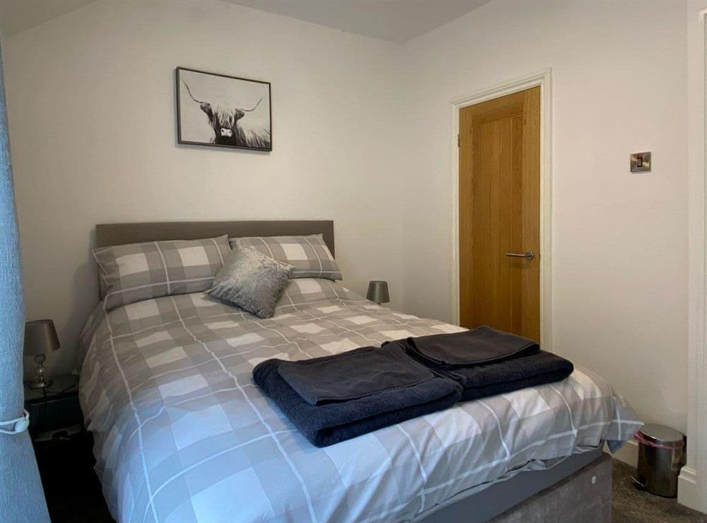 Comfy double bedroom with en-suite at Hidden Gem Cottage in Driffield, North Humberside