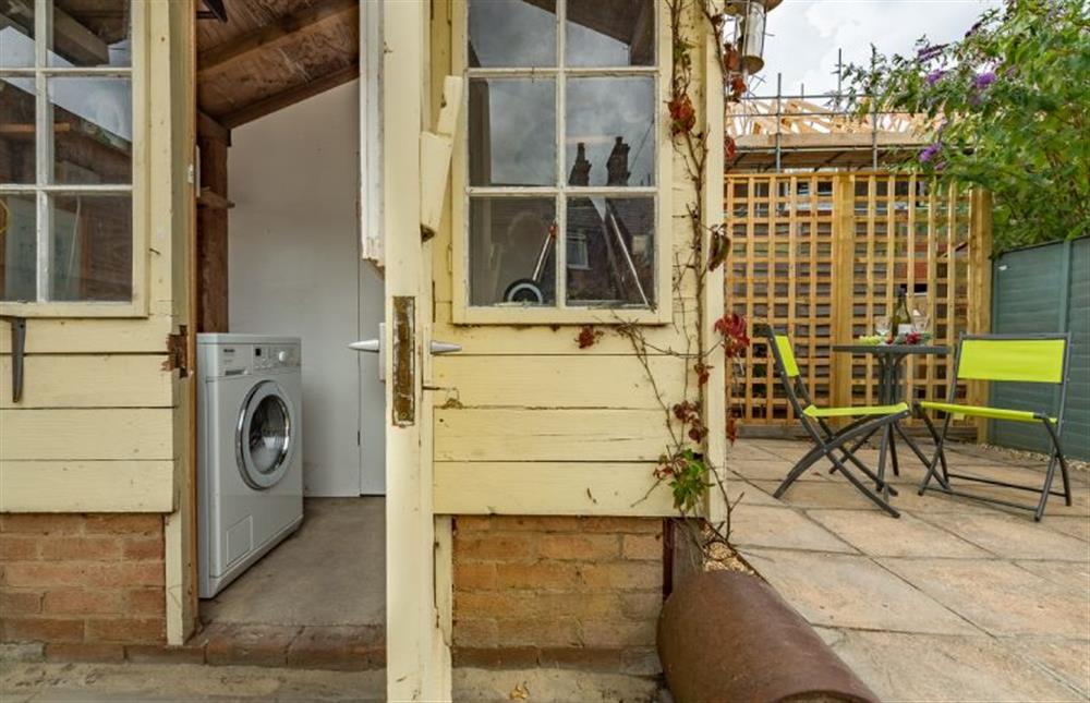Garden room with washing machine at Hideaway Cottage, Leiston