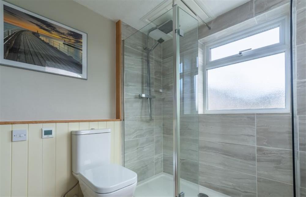 Shower room with a wash basin and WC at Hideaway Cottage, Leiston