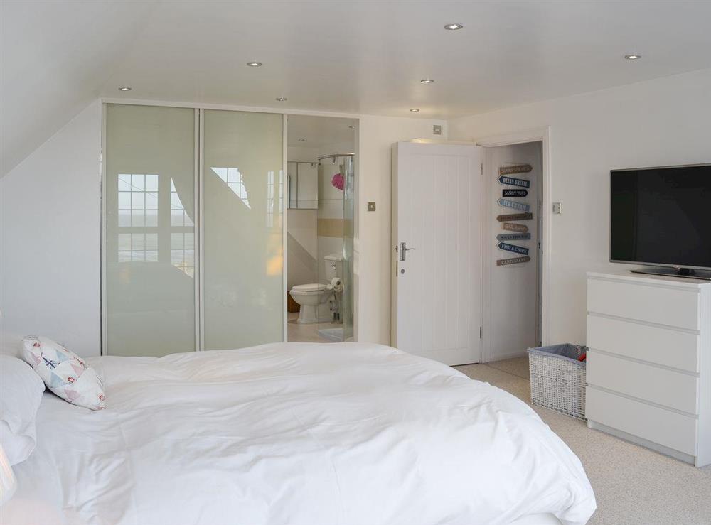 Double bedroom with en-suite (photo 2) at Hideaway in Whitstable, Kent