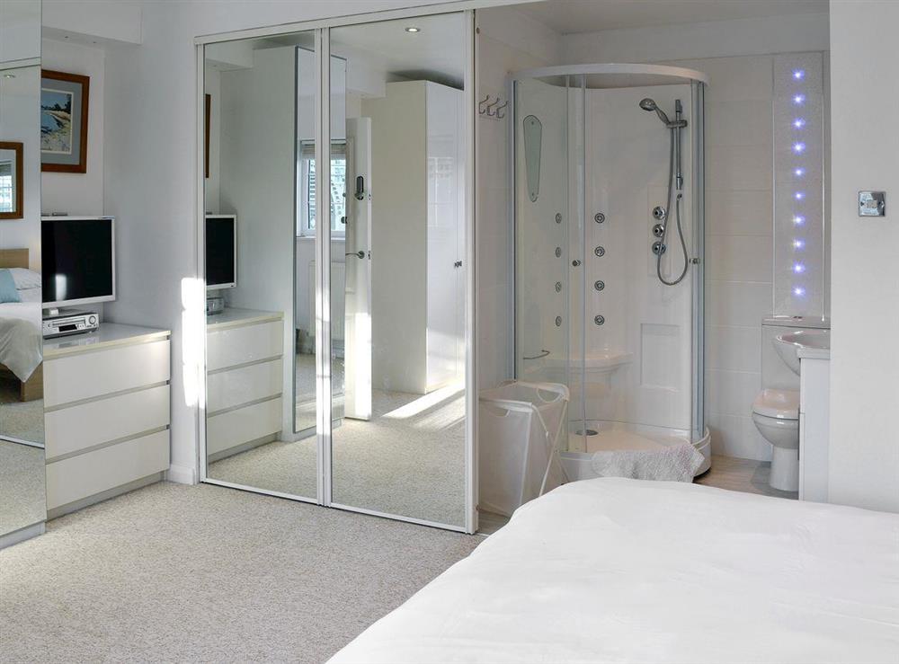 Double bedroom with en-suite (photo 3) at Hideaway in Whitstable, Kent