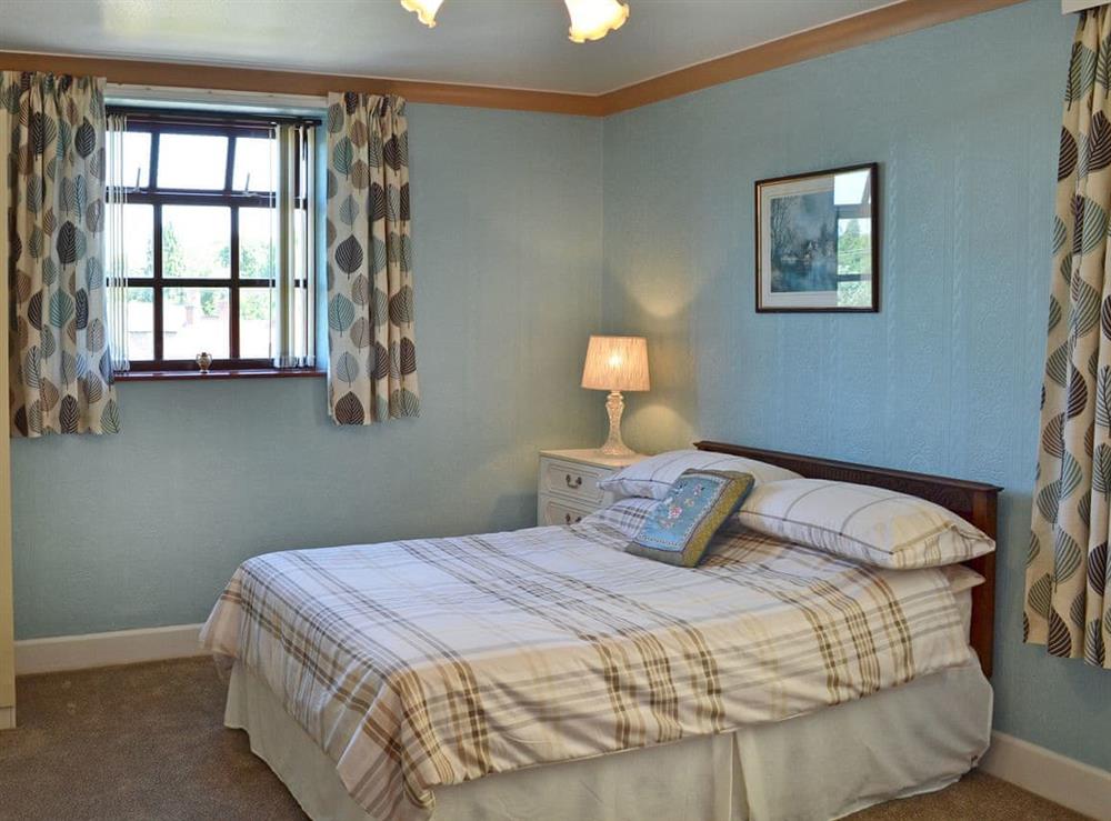 Generous sized�bedroom with 2 double beds (photo 2) at High Bank in Bunbury, Cheshire