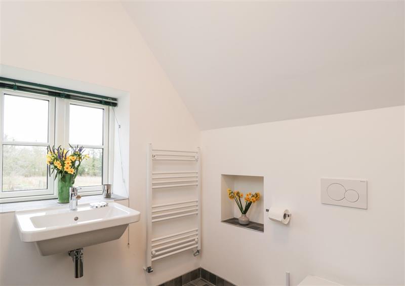 The bathroom (photo 3) at High Cogges Farm Holiday Cottages, Witney