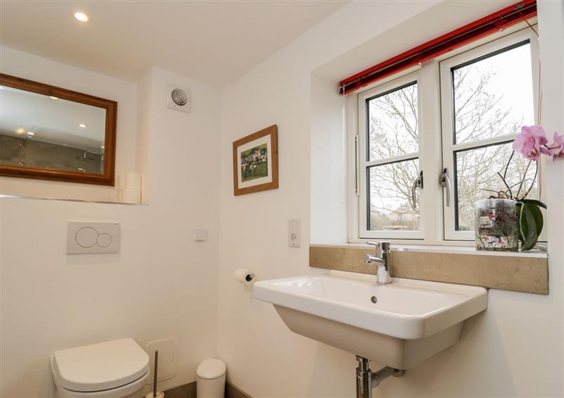 The bathroom at High Cogges Farm Holiday Cottages, Witney