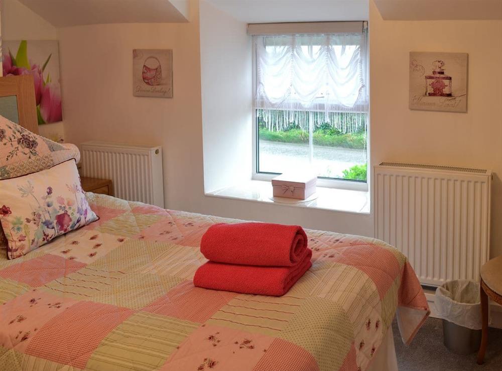 Cosy twin bedroom (photo 2) at High Lanes in Praze-an-Beeble, near Hayle, Cornwall