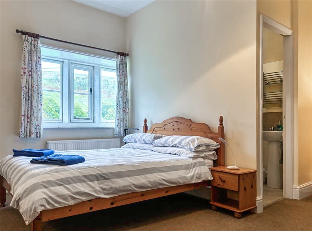 Double and single en-suite bedroom at High Rylands in Arncliffe, North Yorkshire