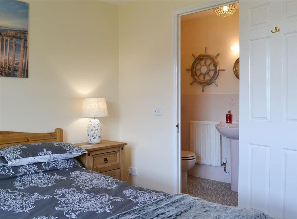 Double bedroom with en-suite at High Tide in Binfield, near Newport, Isle of Wight