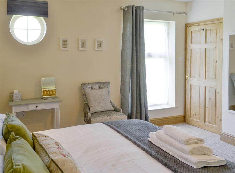Light and airy double bedroom with ‘zip-link’ super kingsize bed at Lapwing Cottage, 