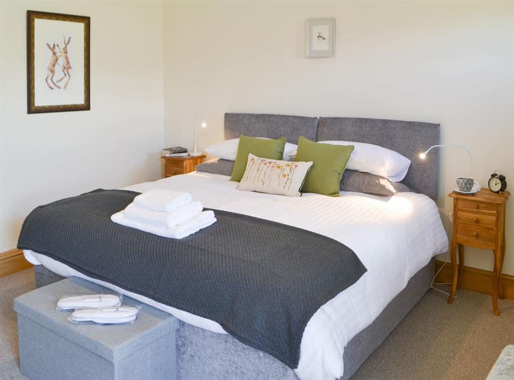 Relaxing double bedroom with ‘zip-link’ super kingsize bed at Lapwing Cottage, 