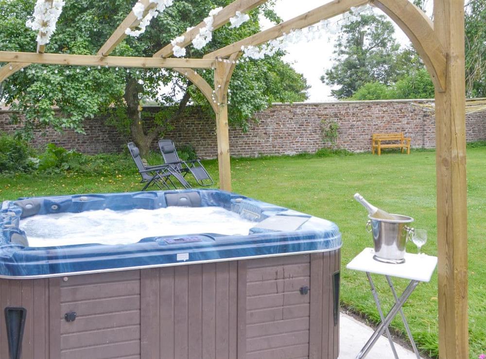 Hot tub at Highbury Farm Cottage in Duggleby, North Yorkshire