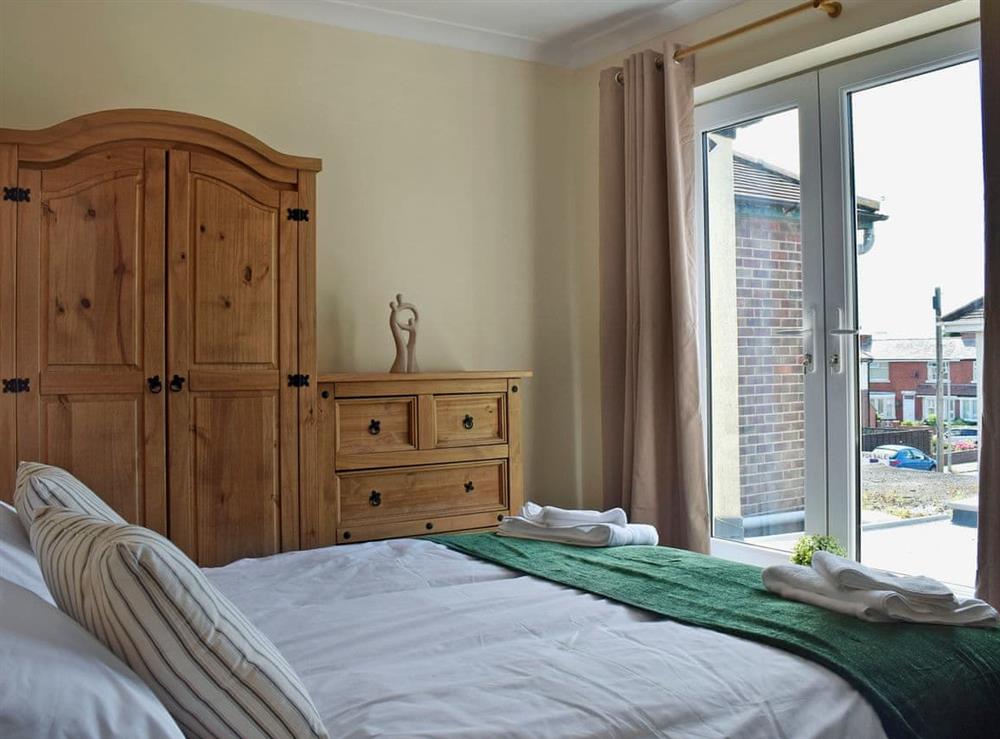 Charming double bedroom with kingsize bed (photo 2) at Highcross in Poulton-le-Fylde, near Blackpool, Lancashire