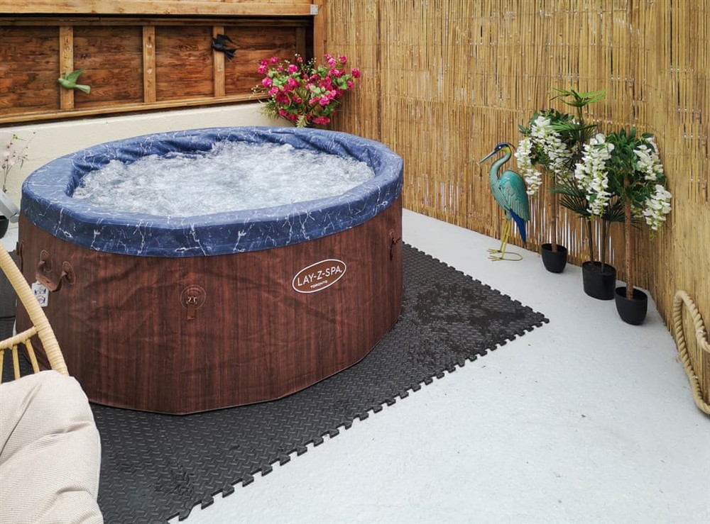 Hot tub at Higher Alscott Annexe in Torrington, Devon