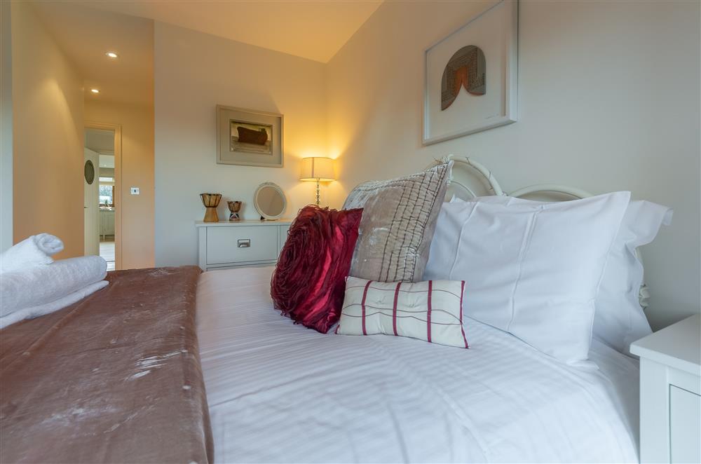Bedroom with 4’6 double bed, en-suite shower room and bi-fold doors to outdoor decking at Higher Close, Mawgan Porth