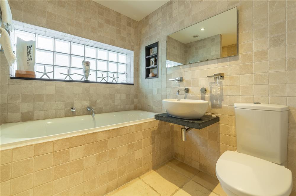 En-suite bathroom with large bath and walk-in shower at Higher Close, Mawgan Porth