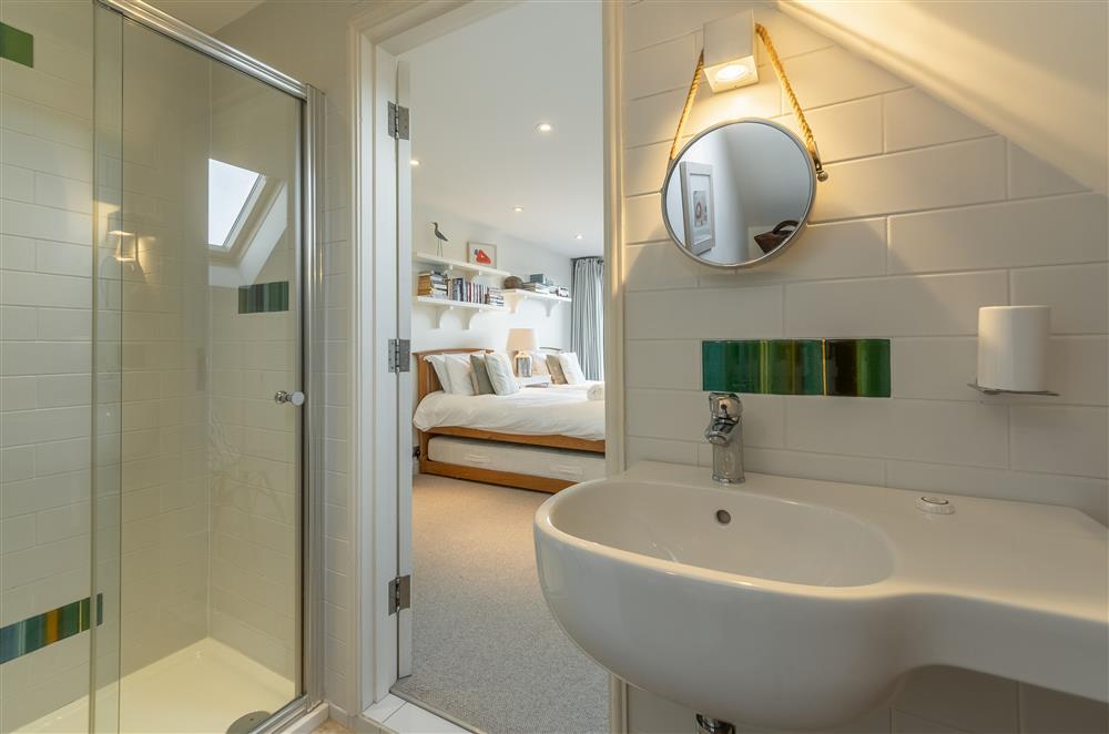 En-suite to twin bedroom at Higher Close, Mawgan Porth