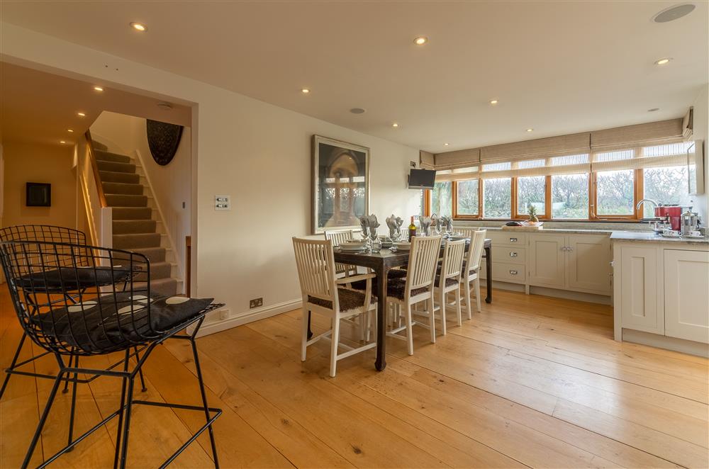 Sunny and spacious kitchen and dining area (photo 2) at Higher Close, Mawgan Porth