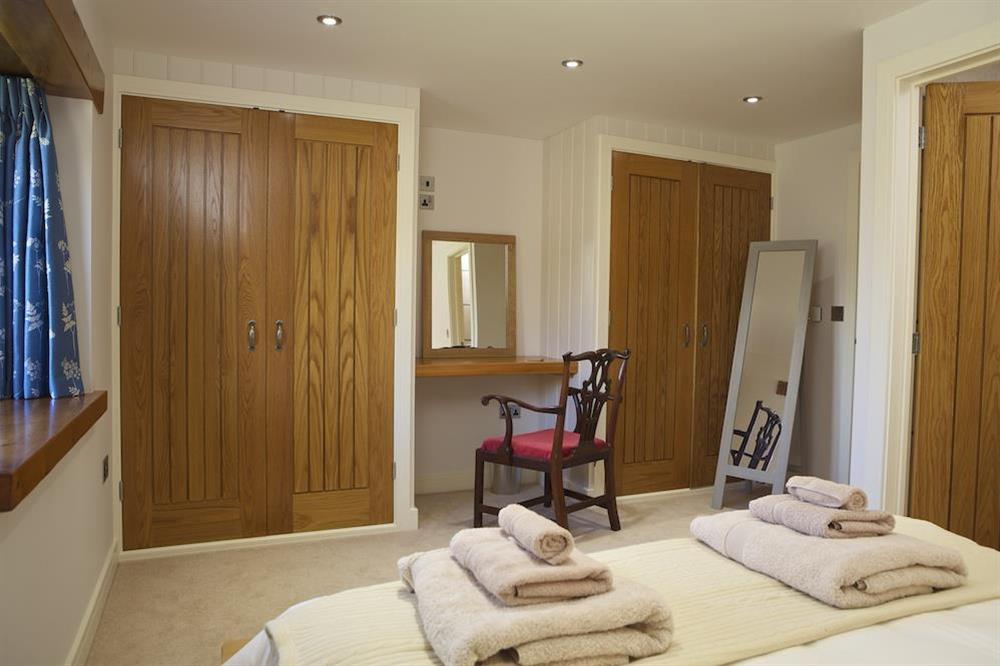 King size guest bedroom with en suite shower facilities (photo 2) at Higher Hill Barn in , Nr Kingsbridge