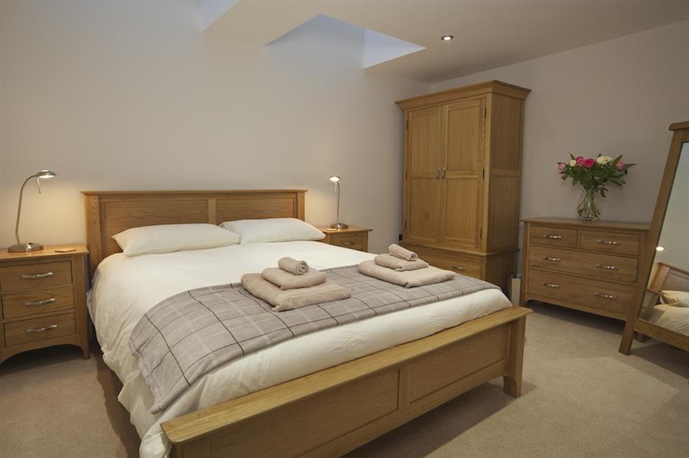 King size guest bedroom with en suite shower facilities (photo 4) at Higher Hill Barn in , Nr Kingsbridge
