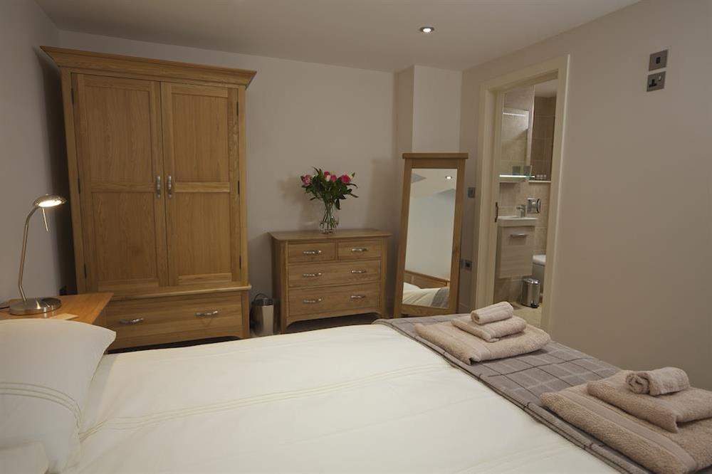 King size guest bedroom with en suite shower facilities (photo 5) at Higher Hill Barn in , Nr Kingsbridge