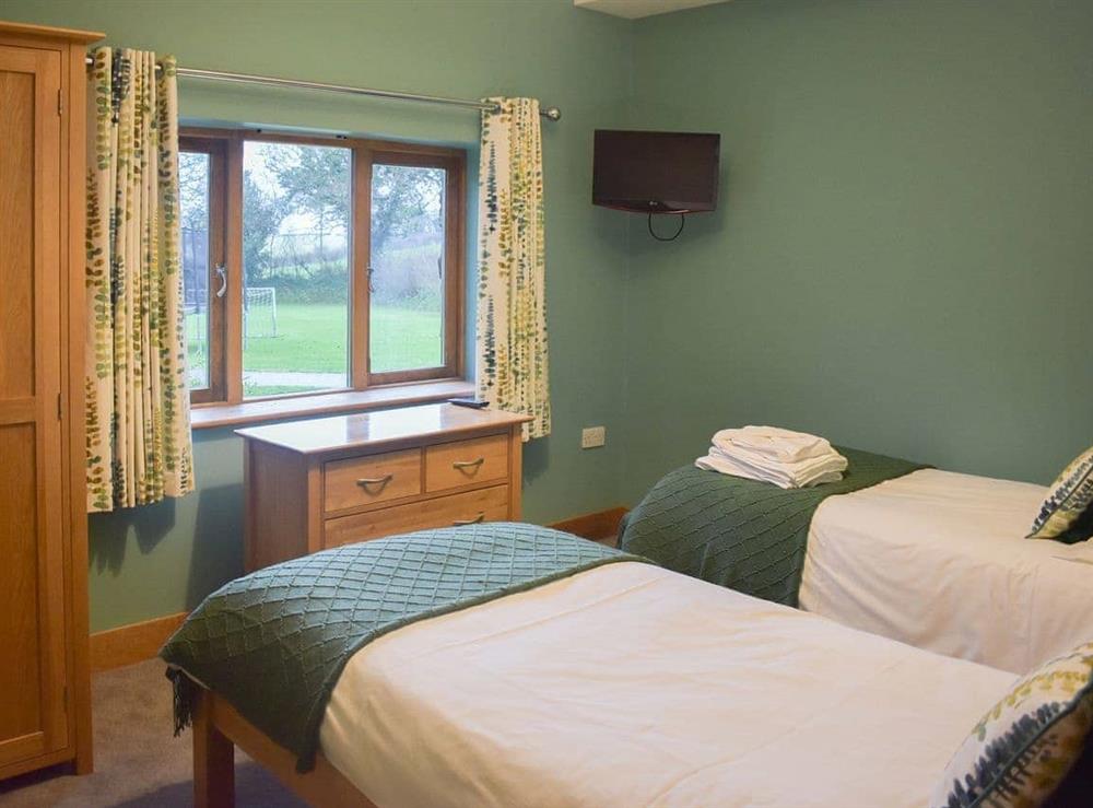 Bedroom with twin single beds at Wisteria House, 