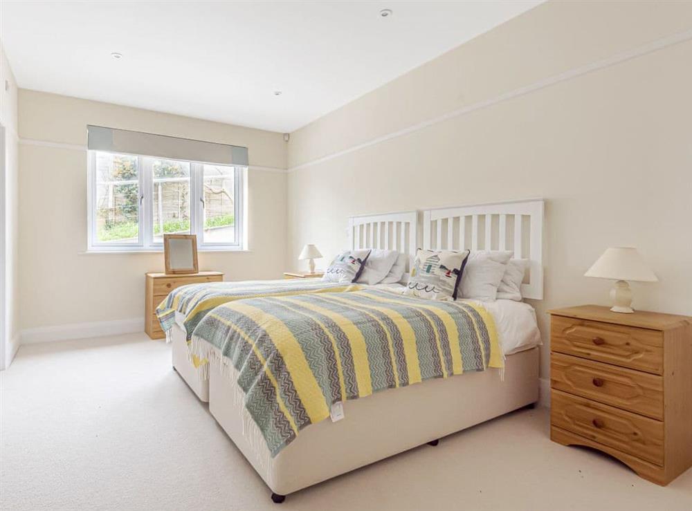 Ground floor twin bedroom with en-suite at Highlands in St Mawes, Cornwall