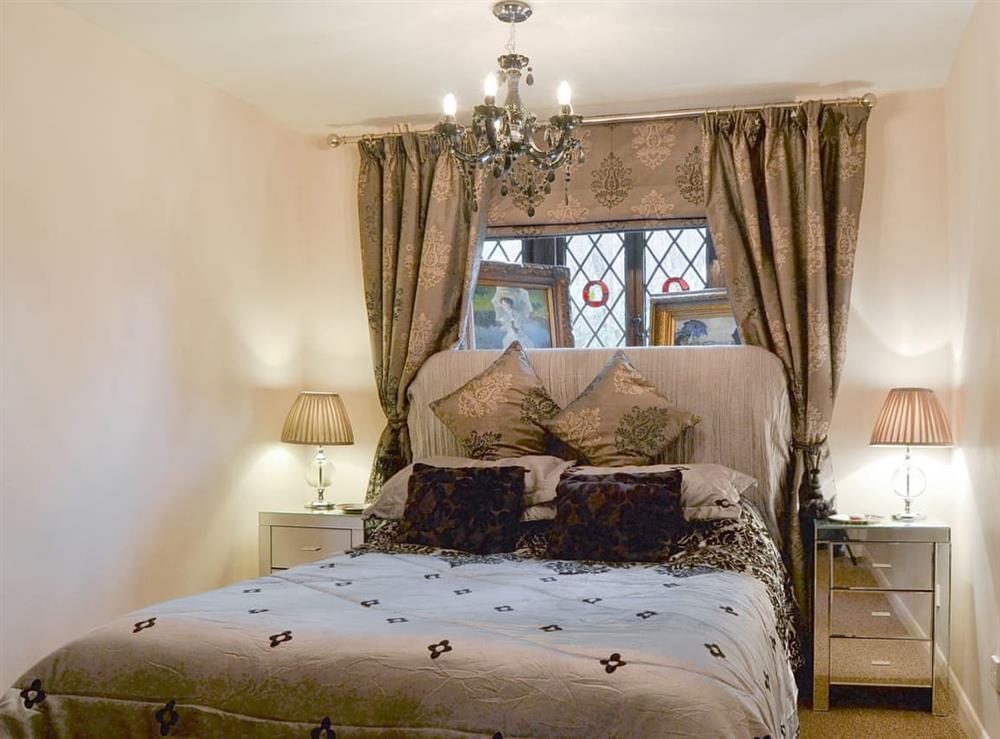 Comfortable double bedroom at Highmoor Park Cottage in Highmoor, near Henley-on-Thames, Oxfordshire