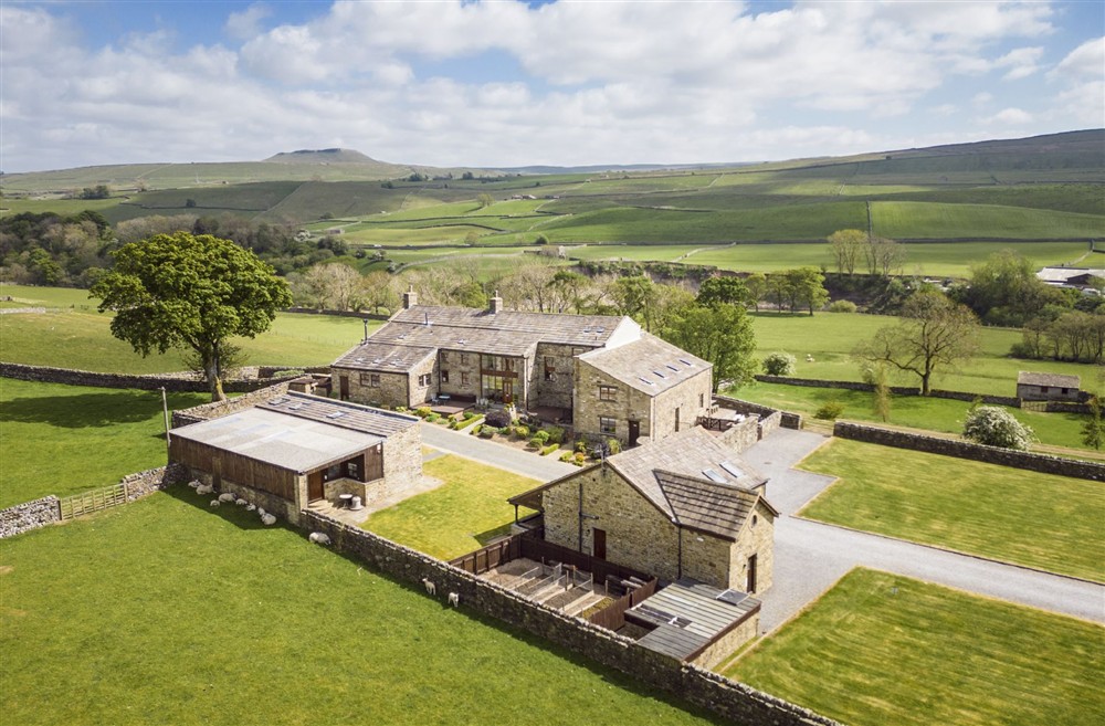 Situated right in the heart of the Yorkshire Dales National Park, close to the attractive village of Askrigg