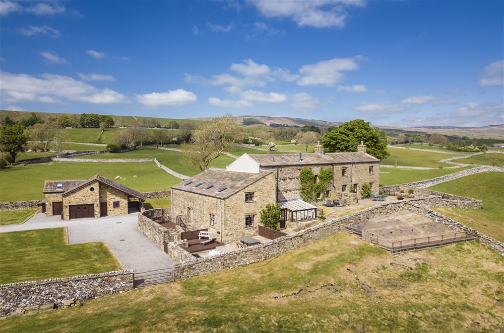 Situated right in the heart of the Yorkshire Dales National Park, close to the attractive village of Askrigg