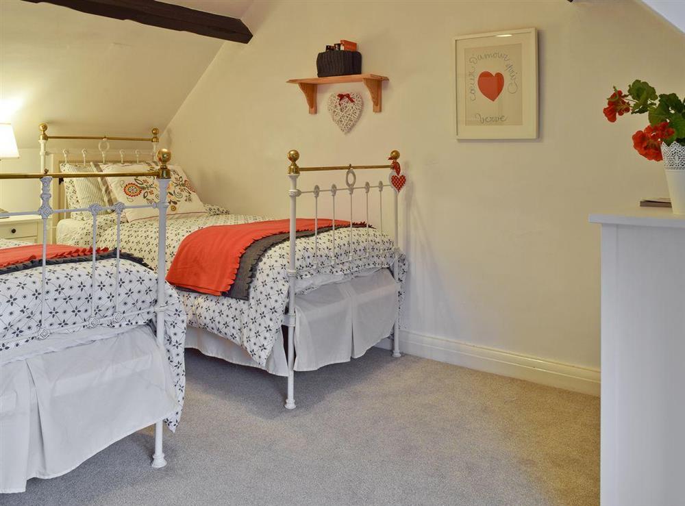 Lovely twin bedroom at Hill View Cottage in Snowshill, Worcestershire