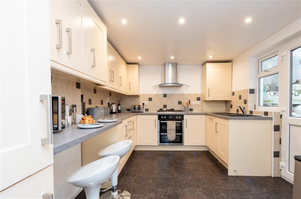 Spacious kitchen with breakfast bar and stools at Hillrise in Looe