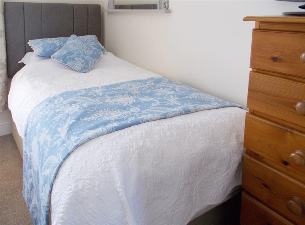 Single bed in bedroom 2 at Hillsbrook House in Sutton, near Ely, Cambridgeshire