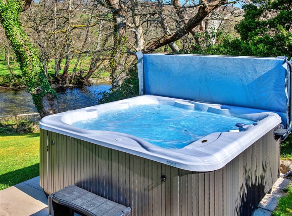 Hot tub at Hillside Haven in Dolgellau and Coed y Brenin Forest Park, Gwynedd