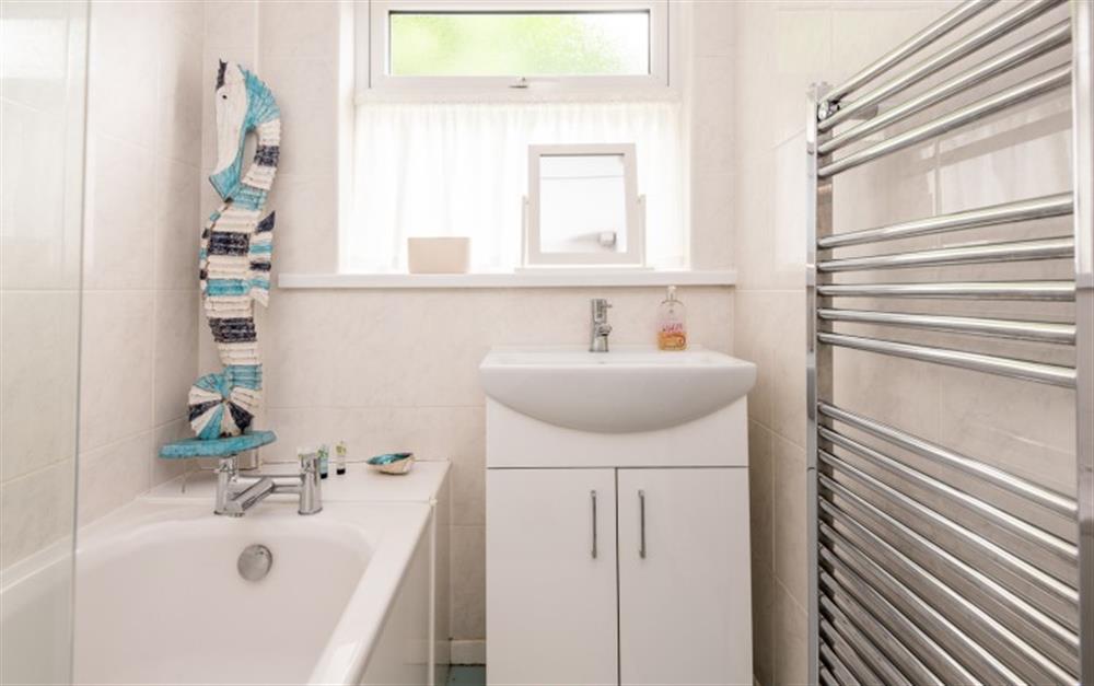 The family bathroom with shower over the bath at Hillsview in Polperro