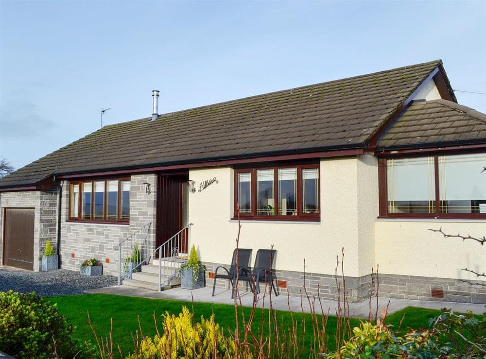 Spacious, detached, single-storey cottage at Hillview in Gateside, near Beith, Ayrshire