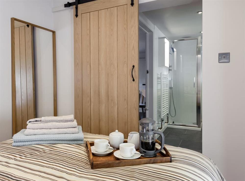 Double bedroom with en-suite at Hogsnorting Villa in Blythburgh, near Southwold, Suffolk