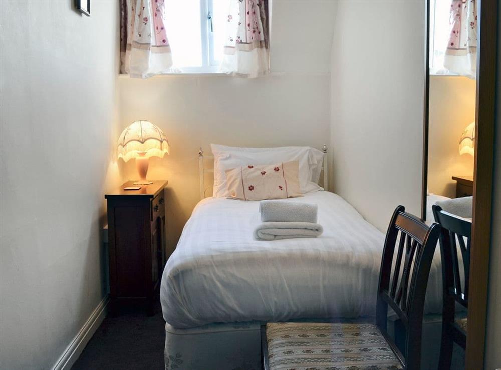 Pretty single bedded room at Holbeck Apartment in Scarborough, North Yorkshire