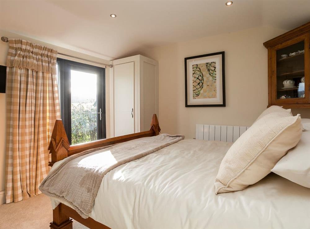 Relaxing bedroom with kingsize bed and en-suite (photo 2) at Holders Cottage in Rudford, near Gloucester, Gloucestershire