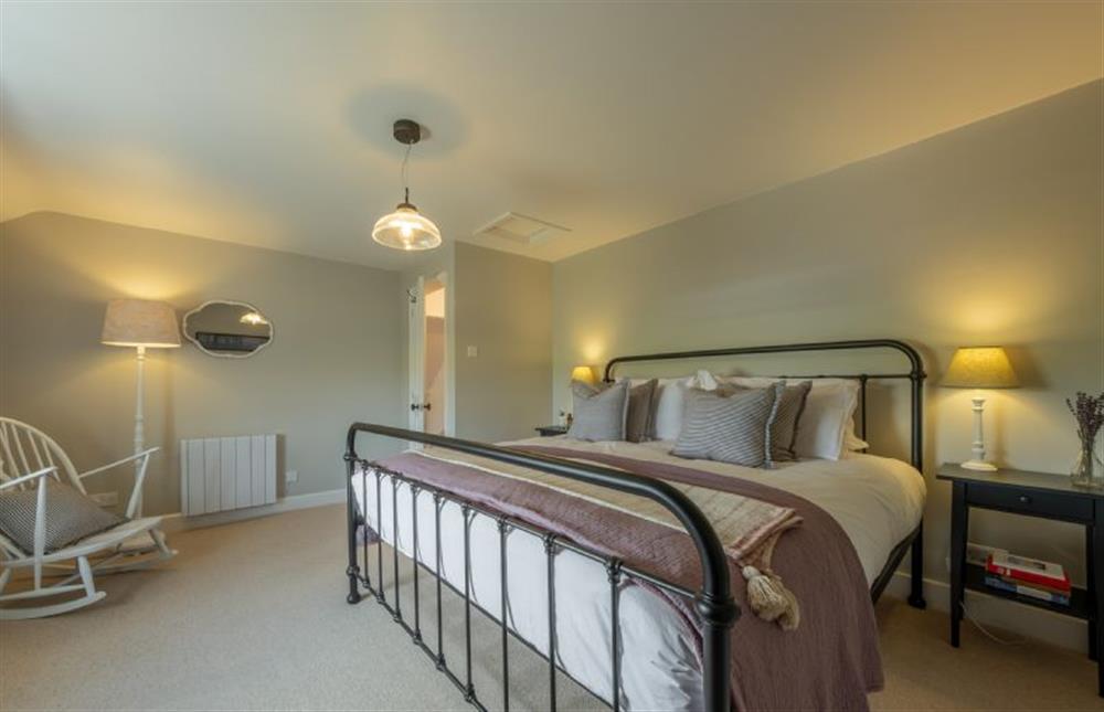 First floor: Luxurious master bedroom at Holkham Skies, Wells-next-the-Sea