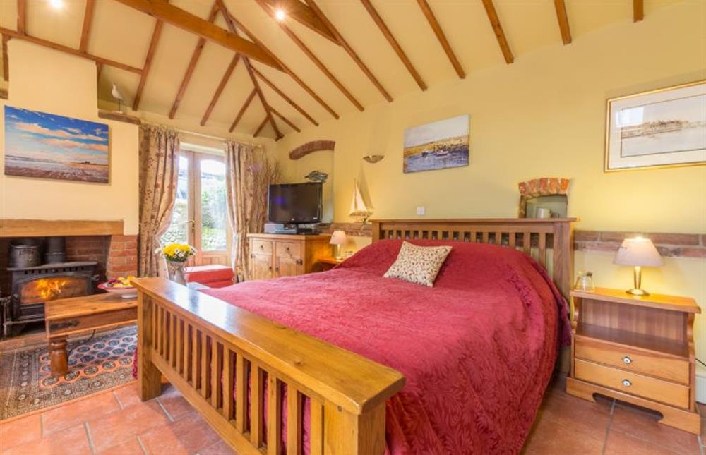 Ground floor: comfortable king-size bed at Holland House Barn, Docking near Kings Lynn