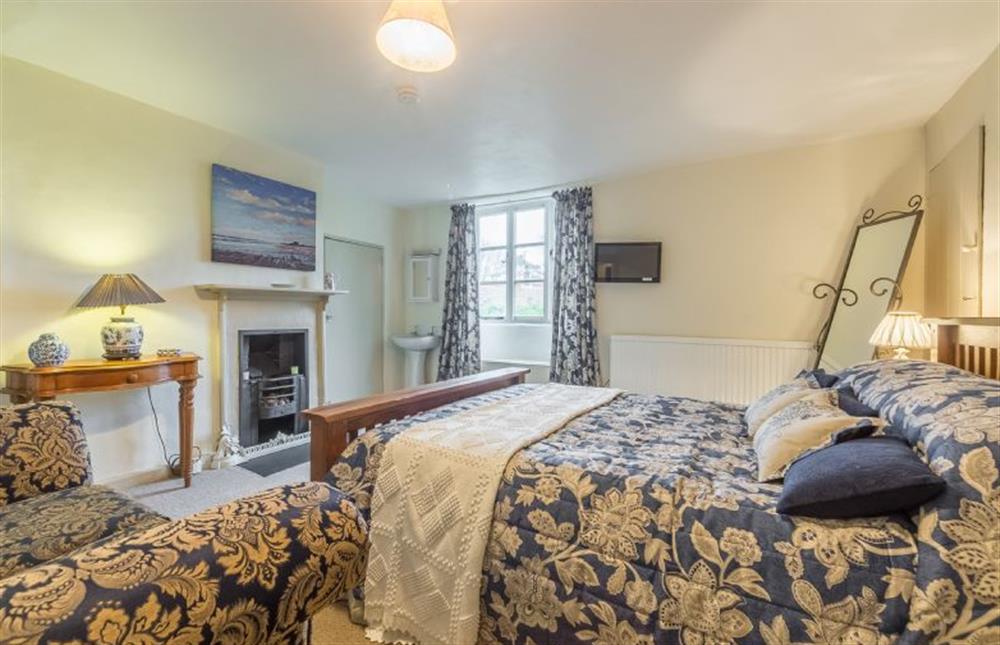 First floor: Master bedroom, ftSandringham’ has en-suite bathroom (photo 2) at Holland House, Docking near Kings Lynn
