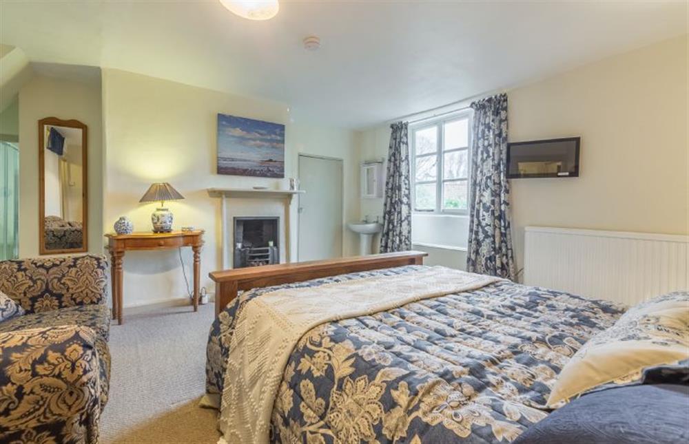 First floor: Master bedroom, ftSandringham’ has en-suite bathroom (photo 3) at Holland House, Docking near Kings Lynn