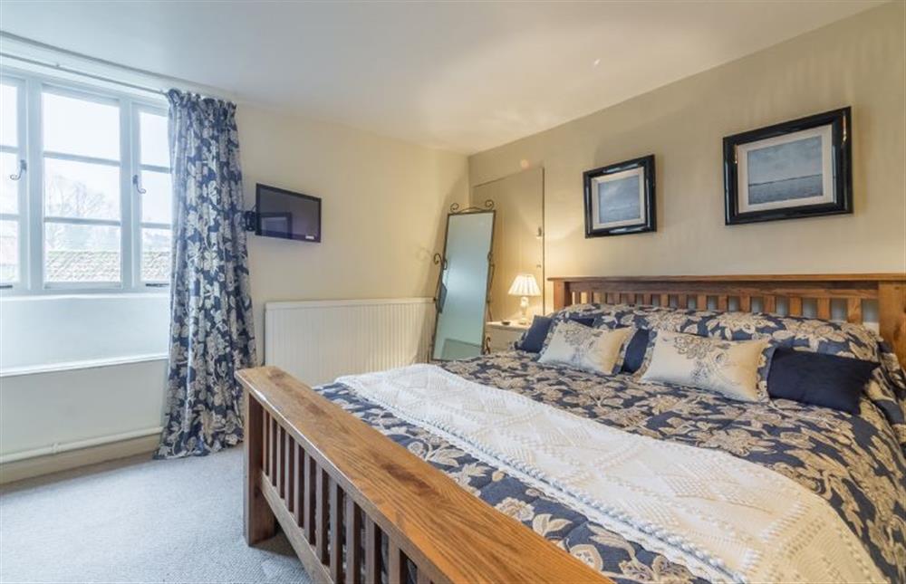 First floor: Master bedroom, ftSandringham’ has king-size bed (photo 3) at Holland House, Docking near Kings Lynn