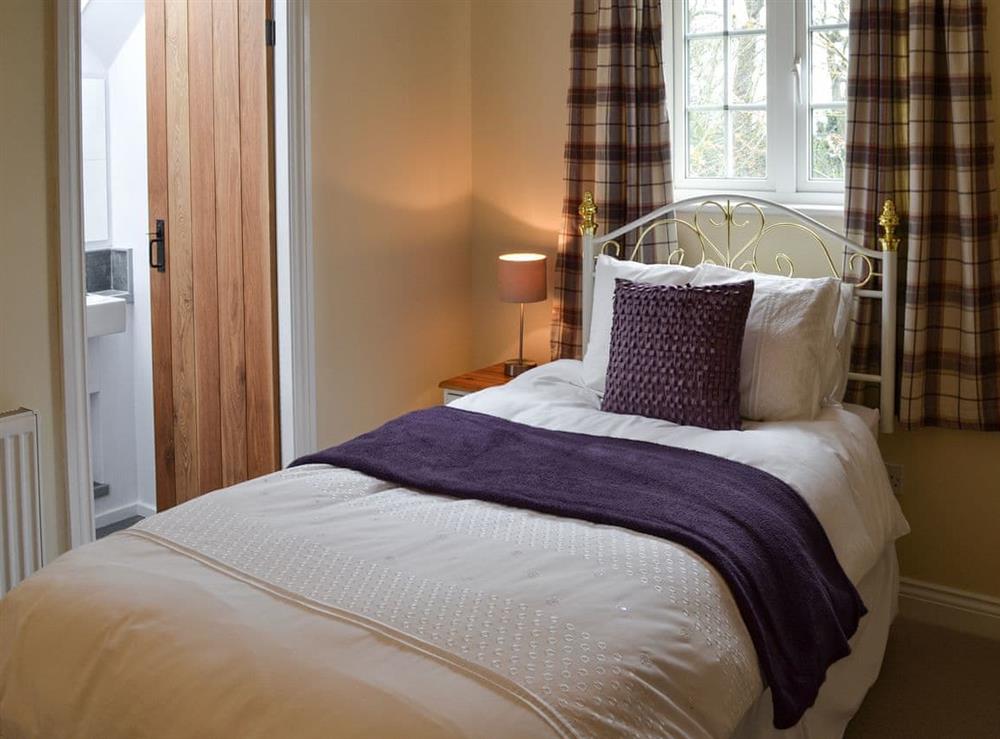 Single bedroom with en-suite at Holly Cottage in Longhoughton, near Alnwick, Northumberland, England