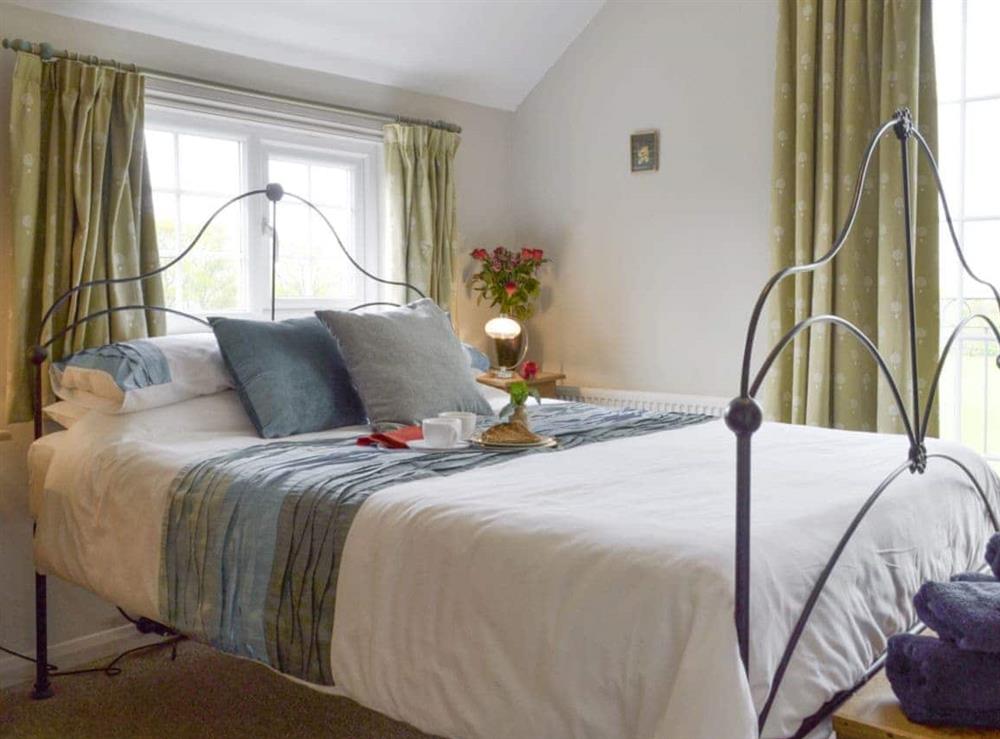 Elegant double bedroom at Holly Cottage in Pett, E. Sussex., East Sussex
