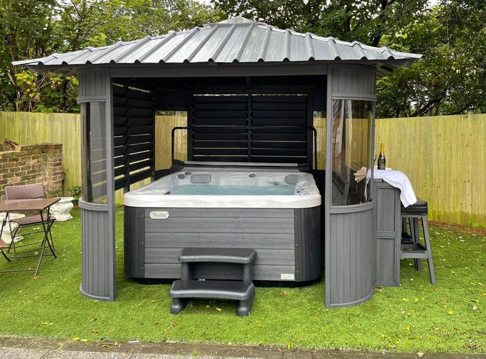 Hot tub at Holly Cottage in Plumstead, Greater London, England
