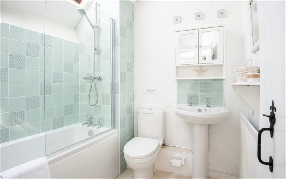 The family bathroom at Holly Cottage in Slapton