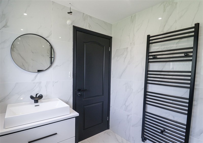 Bathroom (photo 4) at Holly Farm and Annexe, Holly Farm near Brantham