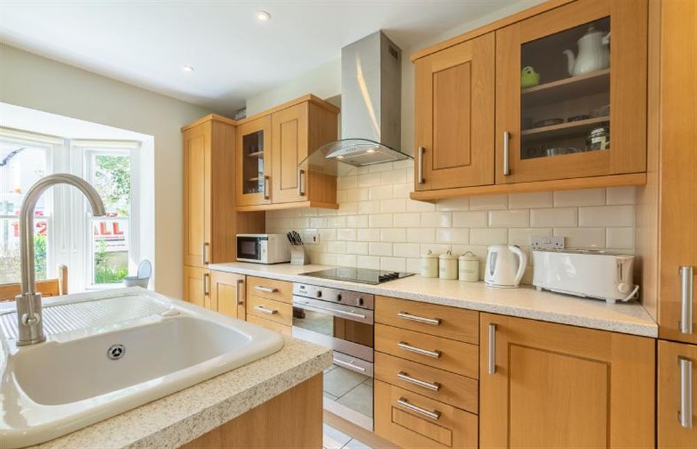 Holly House: Large kitchen with kitchen island and a range cooker  at Holly House, Wells-next-the-Sea